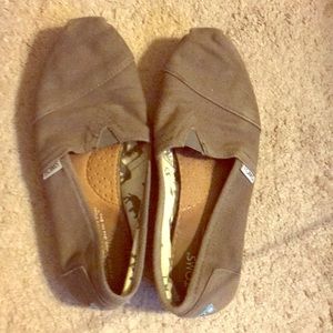 Women’s TOMS size 7.5
